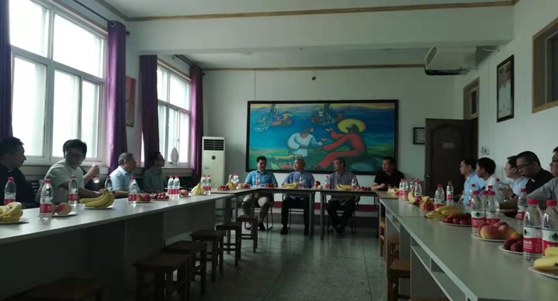 甘主教与神学院李占江神父等座谈 (3)_副本.jpg