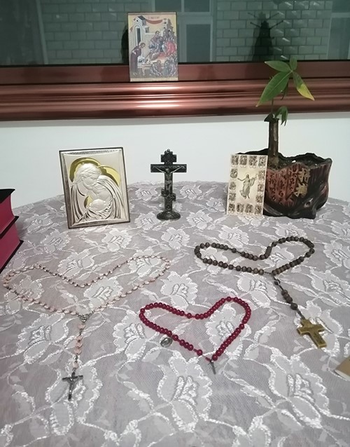 2范家圪垯村教友家中设置的祈祷桌.jpg