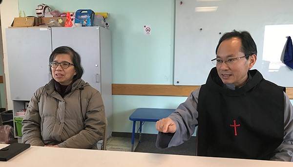 3多伦多华人堂区邓神父及廖女士.jpg