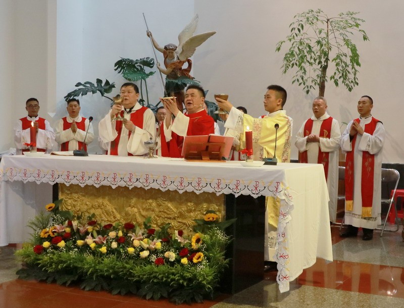 5.祝圣为执事的陈晓利（前排右一）正式光荣来到祭台，为天主服务。.JPG